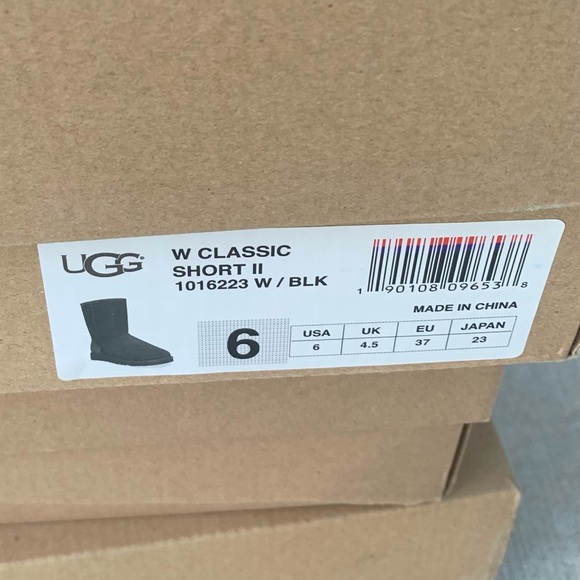 UGG
ITEM:CLASSIC SHORT II
COLOR: Black
SIZE: 6 - Picture 12 of 12
